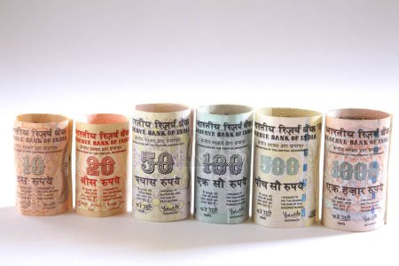 Foto de Concepto, crecimiento moneda india diez veinte cincuenta rupias con un quinientos mil en fila - Imagen libre de derechos