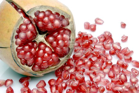 Téléchargez les photos : Fruits, grenade avec des graines bonnes pour la santé sur fond blanc - en image libre de droit