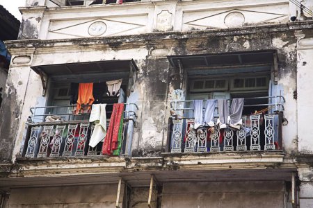 Foto de Abhyankar chal ropa secado en balcón, Bombay Mumbai, Maharashtra, India - Imagen libre de derechos