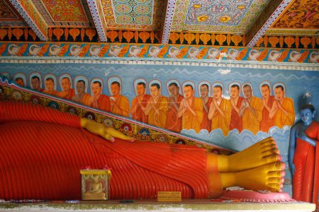 Téléchargez les photos : Grande statue inclinée de Bouddha et fresque dans le site du patrimoine mondial, ville sacrée d'Anuradhapura, Isurumuniya Vihare, Sri Lanka - en image libre de droit