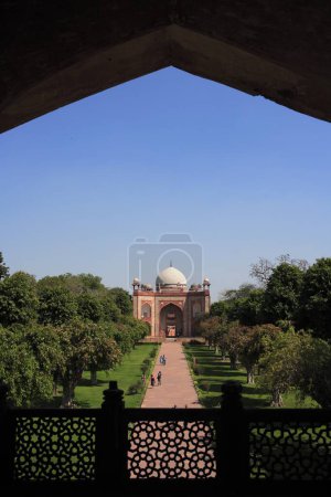 Téléchargez les photos : Porte ouest, entrée principale de la tombe Humayuns par arche construite en 1570, Delhi, Inde Site du patrimoine mondial de l'UNESCO - en image libre de droit