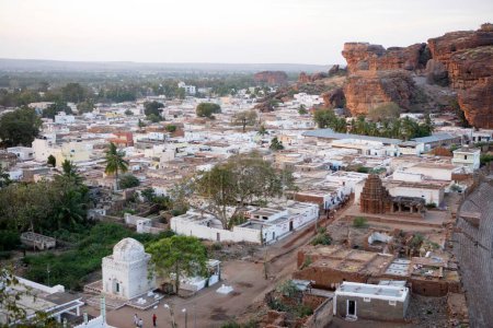 Téléchargez les photos : Badami, Chalukya, Ville, Rock Cut Cave Temple, District Bagalkot, État du Karnataka, Plateau Deccan, Inde - en image libre de droit