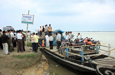 Foto de Servicio de ferry en el río brahmaputra de jorhat a la isla de Majuli, Assam, India - Imagen libre de derechos