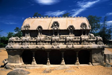 Foto de Dharmaraja rath uno de los cinco raths, Mahabalipuram Mamallapuram, Tamil Nadu, India - Imagen libre de derechos