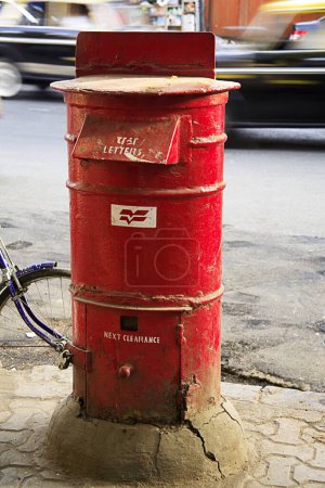Téléchargez les photos : Boîte aux lettres rue sur rue - en image libre de droit
