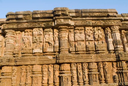Téléchargez les photos : Mur du 13ème siècle Temple du Soleil sculpté avec des images représentant tout ce qui est banal et mythologique monument du patrimoine mondial, Konarak, Orissa, Inde - en image libre de droit