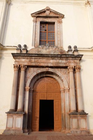 Téléchargez les photos : Porte d'entrée, cathédrale Se, église construite en 1528 après JC, site du patrimoine mondial de l'UNESCO, Old Goa, Velha Goa, Inde - en image libre de droit