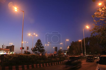 Téléchargez les photos : Réverbère nocturne et circulation routière, Mahalakshmi, Bombay Mumbai, Maharashtra, Inde - en image libre de droit
