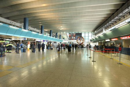 Foto de Sala de salidas de la Terminal T3 Roma Aeropuerto Italia - Imagen libre de derechos