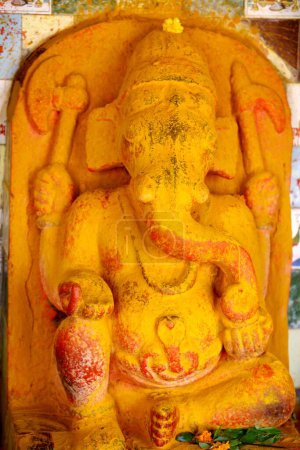 Téléchargez les photos : Statue du seigneur ganesha éléphant tête dieu dans le temple Jejuri, pune, Maharashtra, Inde - en image libre de droit