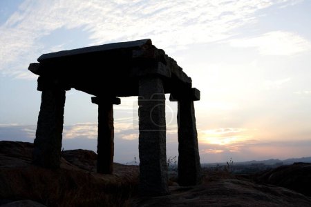 Téléchargez les photos : Coucher de soleil sur la colline de Malyavanta, Hampi, Vijayanagara, site du patrimoine mondial de l'UNESCO, Bellary, Karnataka, Inde - en image libre de droit