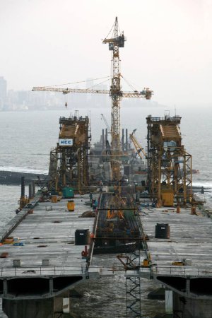 Foto de Sitio de construcción del enlace marítimo de Bandra Worli en el mar Arábigo, Bombay ahora Mumbai, Maharashtra, India - Imagen libre de derechos