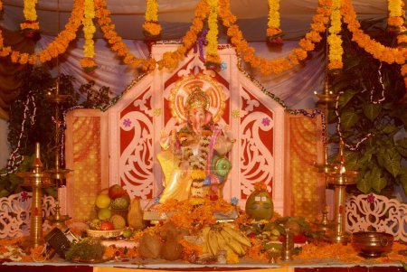 Téléchargez les photos : Idole de Ganesh de Seigneur avec la décoration, Dieu hindou dirigé par éléphant adorant pour le festival de Ganapati à Borivali, Bombay Mumbai, Maharashtra, Inde, Asie - en image libre de droit