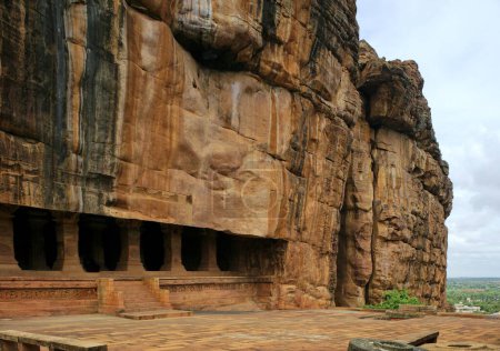 Téléchargez les photos : Temples de grotte de Badami Chalukyan roi Mangalesa 593 _ 610 A.D, Karnataka, Inde Héritage - en image libre de droit