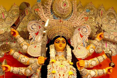 Téléchargez les photos : Déesse Durga comme guerrier déterminé devi - en image libre de droit