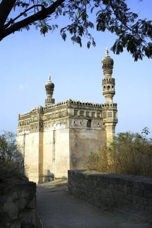 Foto de Masjid on hillock with minarets of mogul architectures inside Golconda , Hyderabad , Andhra Pradesh , India - Imagen libre de derechos