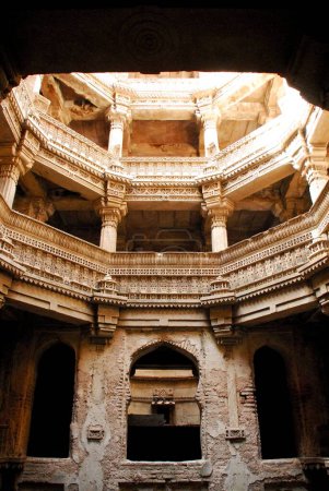 Foto de Depósitos subterráneos de almacenamiento múltiple arqueológico e histórico Stapes Well Adalaj Vaw Bu, Gujarat, India - Imagen libre de derechos
