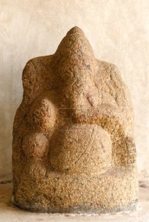 Foto de Estatua tallada en piedra del señor Ganesha en el museo de Maratha Darbar hall dentro del complejo del palacio de Thanjavur, Thanjavur, Tamil Nadu, India - Imagen libre de derechos