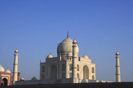 Téléchargez les photos : Taj Mahal Septième merveilles du monde sur la rive sud de la rivière Yamuna, Agra, Uttar Pradesh, Inde Site du patrimoine mondial de l'UNESCO - en image libre de droit