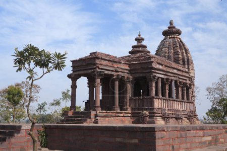 Foto de Templo construido por Maharani Nohala esposa del rey Yuvraj dev de Kalchuri en Damoh Jabalpur carretera, pueblo Nohata, Byarama Distrito, Madhya Pradesh, India - Imagen libre de derechos
