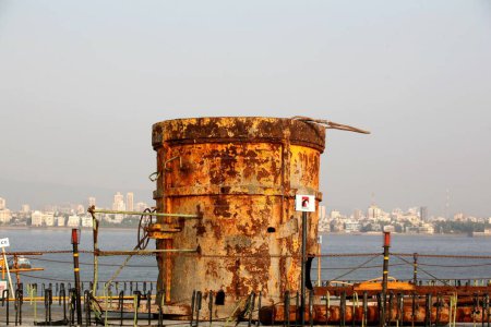 Foto de Una maquinaria usada para cavar lodo del mar en el sitio de construcción del enlace del mar de Bandra Worli en el suburbio occidental de Bombay ahora Mumbai, Maharashtra, India - Imagen libre de derechos