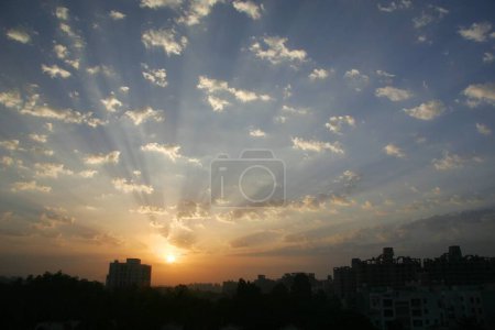 Téléchargez les photos : Glorieux lever de soleil avec des nuages blancs et duveteux et ciel bleu, Pune, Maharashtra, Inde - en image libre de droit