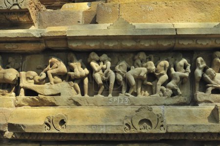 Téléchargez les photos : Sculptures érotiques sur le temple lakshmana Khajuraho madhya pradesh Inde - en image libre de droit