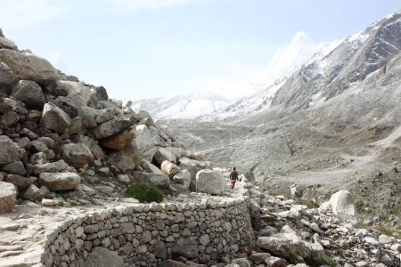 Ein Trekker unterwegs Gangotri Uttarakhand Indien Asien