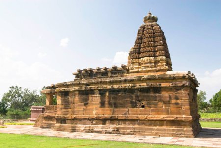 Téléchargez les photos : Temple Huchimalligudi et puits à Aihole, Karnataka, Inde - en image libre de droit