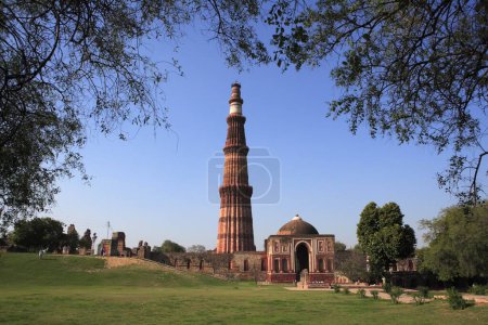 Téléchargez les photos : Qutab Minar et Alai Darwaza construits en 1311 tour de grès rouge, art indo-musulman, sultanat de Delhi, Delhi, Inde Site du patrimoine mondial de l'UNESCO - en image libre de droit