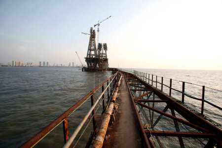 Téléchargez les photos : Le site de construction de la liaison Bandra Worli Sea sur la mer d'Arabie dans la banlieue ouest de Bombay maintenant Mumbai, Maharashtra, Inde - en image libre de droit