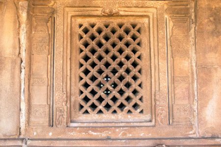 Ventana de piedra tallada en el templo de Durga, Aihole, Karnataka, India