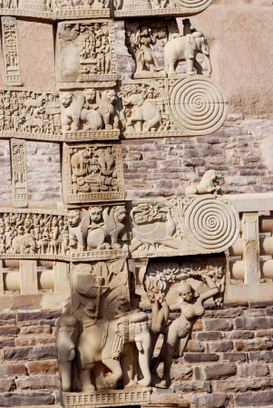 Téléchargez les photos : Porte Est ou torna de maha stupa no 1 avec représentation d'histoires graver des décorations érigées à Sanchi, Bhopal, Madhya Pradesh, Inde - en image libre de droit