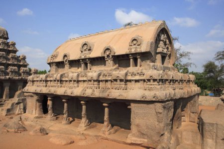 Téléchargez les photos : Bhima Ratha et Pancha Rathas sculptent des temples de sculpture de roche monolithe, Mahabalipuram, district de Chengalpattu, Tamil Nadu, Inde Patrimoine mondial de l'UNESCO - en image libre de droit