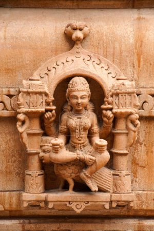 Téléchargez les photos : Sculpture de la déesse chakreshwari assis sur un aigle sur le mur de panchasara parasvanath jain temple, Patan, Gujarat, Inde - en image libre de droit