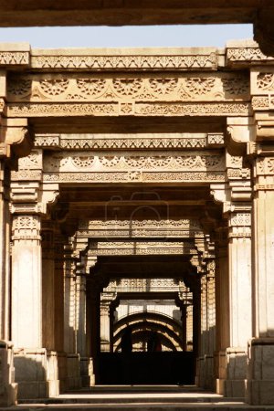Adalaj Vava paso bien construido por la reina Rudabai siete _ storied estructura, Ahmedabad, Gujarat, India Patrimonio sitio