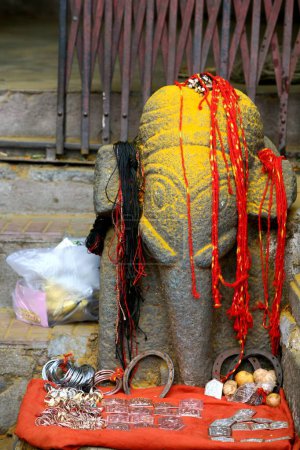 Téléchargez les photos : Statue d'éléphant à l'entrée du temple Jejuri, Pune, Maharashtra, Inde - en image libre de droit