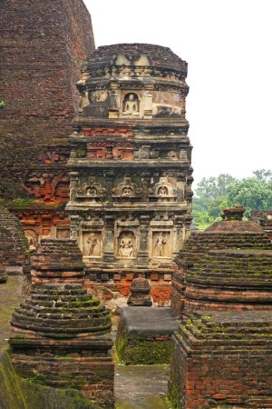 Téléchargez les photos : Statues de Bouddha et vestiges de l'ancienne université Nalanda, Bihar, Inde - en image libre de droit