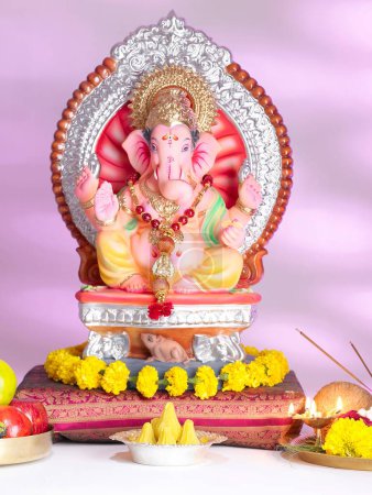 Gott Ganpati Ganpati Schöpfer montiert auf große Ratte auf Prozession von Ganesh chaturthi