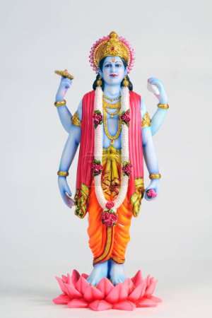 Foto de Estatua de lord vishnu de pie sobre loto, India - Imagen libre de derechos