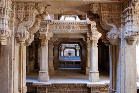 Foto de Depósitos subterráneos de almacenamiento múltiple arqueológico e histórico Stapes Well Adalaj Vaw Bu, Gujarat, India - Imagen libre de derechos