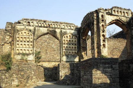 Golconda Fort gebaut von Mohammed Quli Qutb Shah 16. Jahrhundert Blick auf zerstörte Mauern, Hyderabad, Andhra Pradesh, Indien