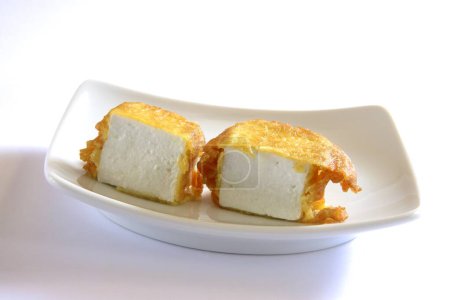 Téléchargez les photos : Cuisine indienne, entrée fast food Cheese Pakode puffs servi dans un plat sur fond blanc - en image libre de droit