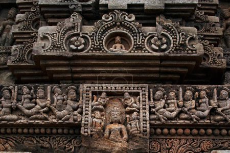 Téléchargez les photos : Statues sculptées sur le mur, patrimoine bouddhiste site excavé, Ratnagiri, Orissa, Inde - en image libre de droit