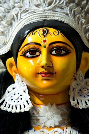 Téléchargez les photos : Goddess durga idol on durga puja festival, Kumartuli, Calcutta Kolkata, Bengale occidental, Inde 18 _ September _ 2009 - en image libre de droit