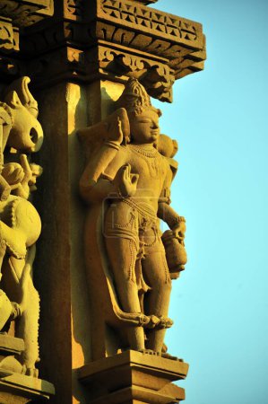 Téléchargez les photos : Sculpture dikpala sur le mur du temple jagadambi Khajuraho madhya pradesh Inde - en image libre de droit