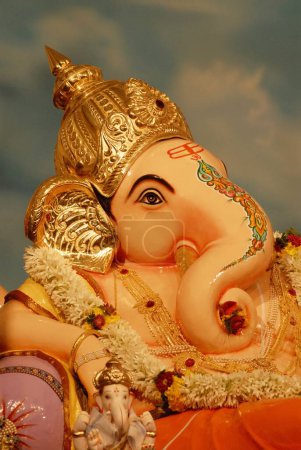 Téléchargez les photos : Gros plan de la vue latérale de l'idole de l'éléphant Lord Ganesh Headed adorant pour le festival Ganapati à Mandai, Pune, Maharashtra, Inde, Asie - en image libre de droit