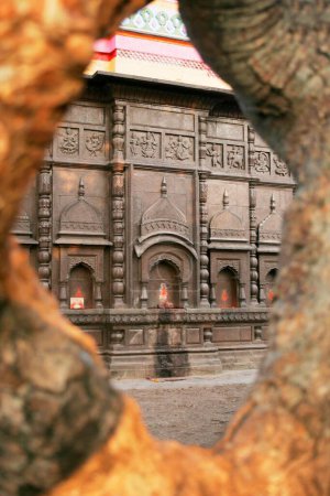 Téléchargez les photos : Murs en pierre sculptés du temple dédié au seigneur Shiva, Wagholi, Pune, Maharashtra, Inde - en image libre de droit