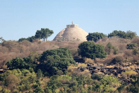 Stupa 1 à partir de route située au sommet d'une colline à 46kms au nord-est de Bhopal, Madhya Pradesh, Inde