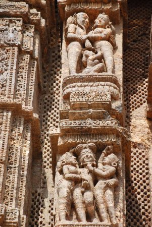 Téléchargez les photos : Statues érotiques sculptées sur le mur du temple solaire de Konarak, Konarak, Orissa, Inde Patrimoine mondial - en image libre de droit